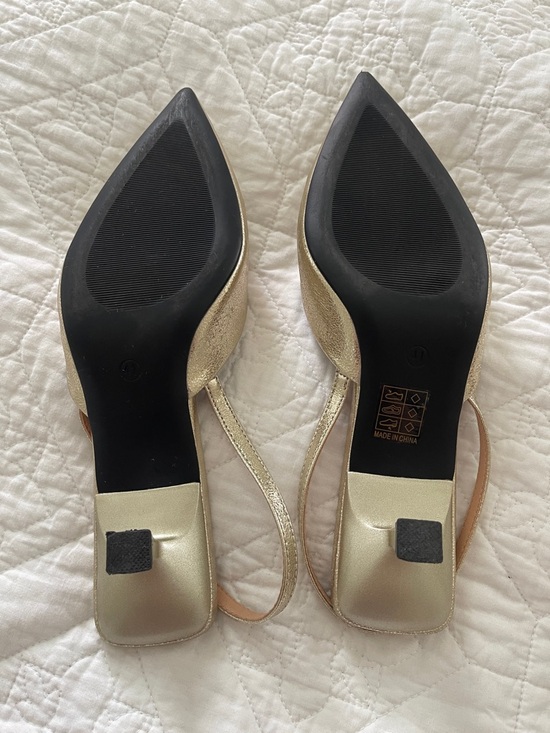 Gold Embellished Pointed-Toe Slingback Pumps size 9 - Picture 4 of 9